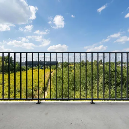 Lägenhet Elegant With Air Conditioning Near The Airport In By Renters