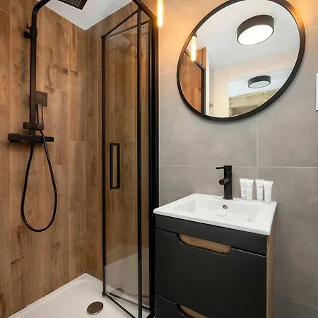 Elegant With Air Conditioning Near The Airport In By Renters Wrocław