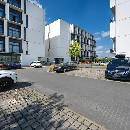 Elegant With Air Conditioning Near The Airport In By Renters Apartment Breslau