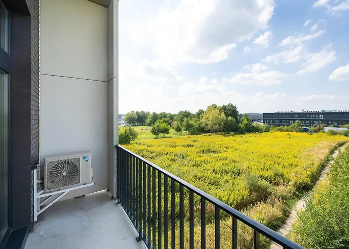 Apartamento Elegant With Air Conditioning Near The Airport In By Renters