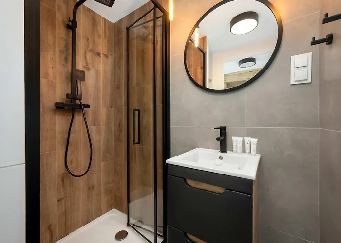 Elegant With Air Conditioning Near The Airport In By Renters Breslau