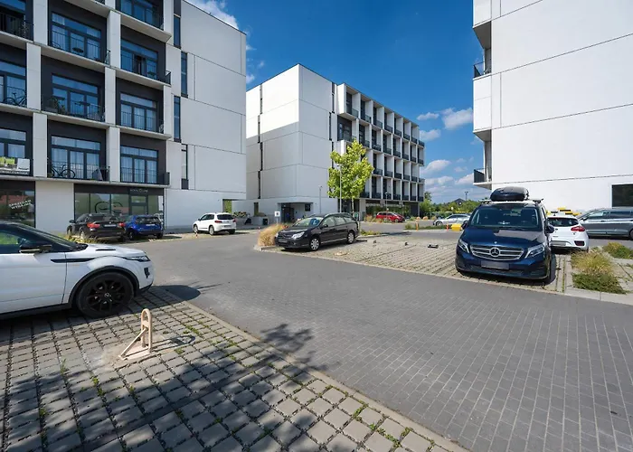 Elegant With Air Conditioning Near The Airport In By Renters Apartment Breslau